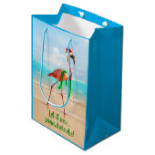 Flamingo am Strand Mittlere Geschenktüte (Vorderseite Schrägansicht)
