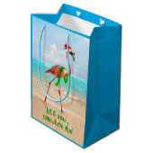 Flamingo am Strand Mittlere Geschenktüte (Rückseite Schrägansicht)