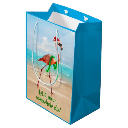 Flamingo am Strand Mittlere Geschenktüte (Rückseite Schrägansicht)