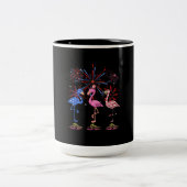 Flamingo American Flag für den 4. Juli Zweifarbige Tasse (Mittel)