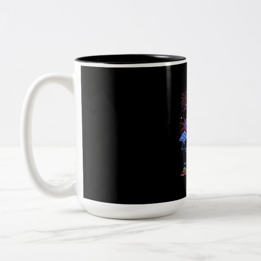 Flamingo American Flag für den 4. Juli Zweifarbige Tasse (Links)