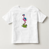 Flamingo as Hiker with Backpack Kleinkind T-shirt (Vorderseite)