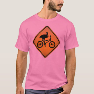 Flamingo auf Fahrrad-Warnzeichen T-Shirt