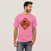 Flamingo auf Fahrrad-Warnzeichen T-Shirt (Vorne ganz)