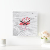 Flamingo auf Washed Wood Quadratische Wanduhr (Zuhause)