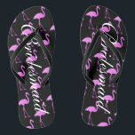 Flamingo Beach Hochzeit Flip Flops für Brautmädche Badesandalen<br><div class="desc">Elegante rosa Flamingo Hochzeit Flip Flops für Brautmädchen. Benutzerdefinierte Hintergrund- und Bandfarbe und personalisiert mit Namen oder Monogramm-Initialen. Moderne Schwarz und Rosa Sandalen mit stylischer Schriftzeichen-Typografie. Niedliches Gastgeschenk zum Thema Hochzeit, Hochzeit, Brautparty, Verlobung, Jubiläum, Grillen, Bachelorette, Bachelor, Mädchenwochenende usw. Machen Sie Ihr eigenes klassisches Flipflops-Set für Braut und Bräutigam, Brautmädchen,...</div>