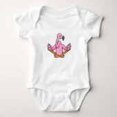 Flamingo bei Yoga in Cross-Bid Baby Strampler (Vorderseite)