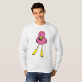 Flamingo beim Regen mit Gummistiefeln T-Shirt (Vorne ganz)