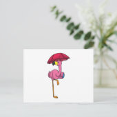 Flamingo beim Regen mit Regenschirm Postkarte (Stehend Vorderseite)