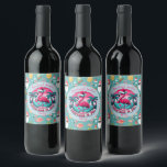 Flamingo Bird mit Hat Christmas im Juli Party Weinetikett<br><div class="desc">Ein lustiges Weihnachten im Juli Design mit einem tropischen Strand und einem Flamingo Bird mit einem Weihnachtsmütze! Sie können dies mit Ihrem Namen personalisieren.</div>