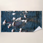 Flamingo Birnen in Rosa und Weiß auf Tintenblau Strandtuch (Vorderseite)