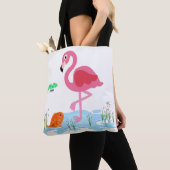 Flamingo, der einen Fisch in einem Teich serviert Tasche (Von Nahem)