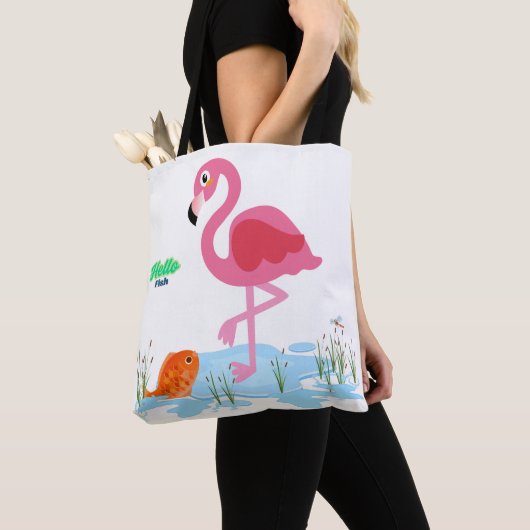 Flamingo, der einen Fisch in einem Teich serviert Tasche (Von Nahem)