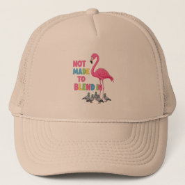 Flamingo, der herausragt - Nicht gemacht, um unter Truckerkappe
