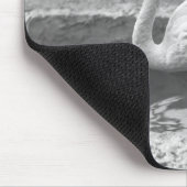 Flamingo, der im Wasser B&W watet Mousepad (Ecke)