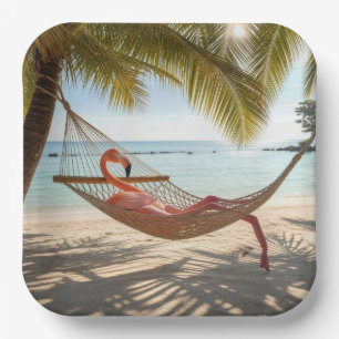 Flamingo, der in einer tropischen Strand-Hängematt Pappteller