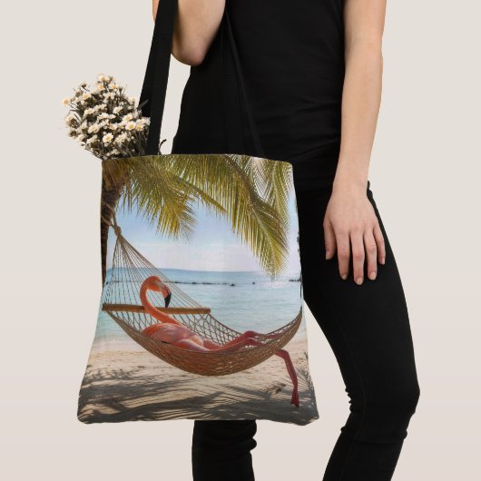 Flamingo, der in einer tropischen Strand-Hängematt Tasche (Von Nahem)