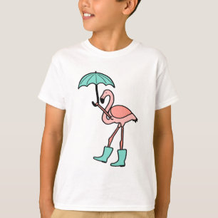 Flamingo, der Regenschirm hält und Regen-Stiefel T-Shirt