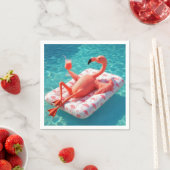 Flamingo entspannt sich auf einer Pool-Matratze Serviette (Beispiel)