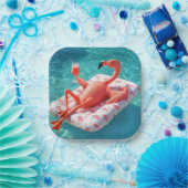 Flamingo entspannt sich auf einer Poolmatratze Pappteller (Party)