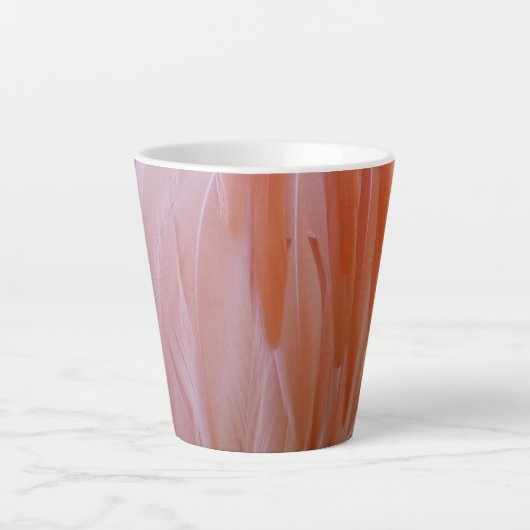 Flamingo Feathers in Pink-Schatten Milchtasse (Vorderseite)