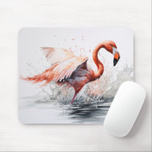 Flamingo fliegt aus dem Wasser Mousepad