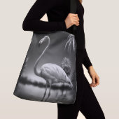 Flamingo in einem Pool Tragetaschen Mit Langen Trägern (Von Nahem)