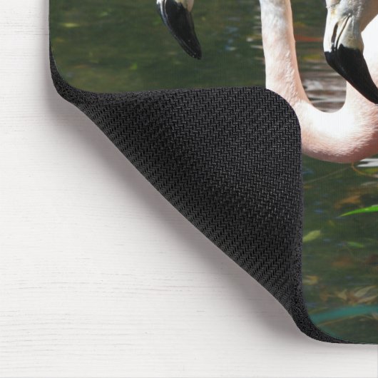 Flamingo in einem Teich mit grünen Bäumen Mousepad (Ecke)
