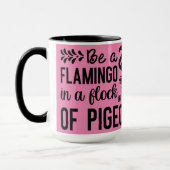 Flamingo in Flock der Tauben Tasse (Links)
