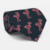 Flamingo in Neon Pink Krawatte (Gerollt)