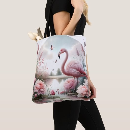 Flamingo in Pastelteich-Blumenzene Tasche (Von Nahem)