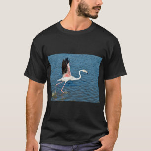 Flamingo läuft auf dem Wasser in Camargue T-Shirt