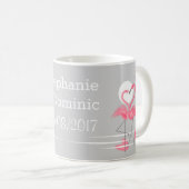 Flamingo-Liebe-Namen Datum Tasse (VorderseiteRechts)