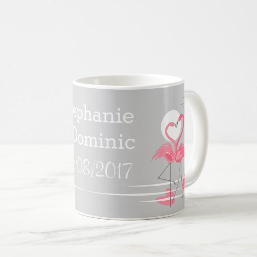 Flamingo-Liebe-Namen Datum Tasse (VorderseiteRechts)