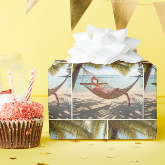 Flamingo liegt in einer Hamlatz Geschenkpapier (Geburtstagsparty)