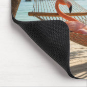 Flamingo liegt in einer Hängematte Mousepad (Ecke)