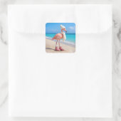 Flamingo mit Winter-Schal und Hut Quadratischer Aufkleber (Tasche)