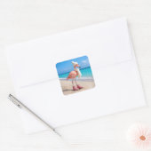 Flamingo mit Winter-Schal und Hut Quadratischer Aufkleber (Umschlag)
