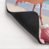 Flamingo mit Winter-Schal und Stiefeln Mousepad (Ecke)