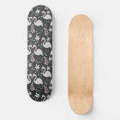 Flamingo nahtloses Muster weiß auf dunklem Hinterg Skateboard (Vorderseite)