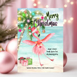 Flamingo Palm Tree Tropical Beach Weihnachten<br><div class="desc">Senden Sie Ihre herzlichsten Urlaubssgrüße mit dieser tropischen Weihnachtskarte! Mit einem spielerischen rosa Flamingo-Tanz unter einem Weihnachtsbaum aus Palmen am Meer, erweckt dieses Design den Strandurlaub zum Leben. Ideal für jeden, der in dieser Ferienzeit Schnee gegen Sand tauschen will, ist diese Karte der ideale Weg, um Freunden und Familie ein...</div>