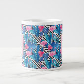 Flamingo & Palms auf geometrischem Muster Jumbo-Tasse (Vorderseite)