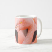 Flamingo (Phoenicopterus chilensis), mit  Kaffeetasse (VorderseiteRechts)