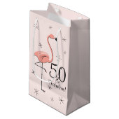Flamingo Pink '50 und Fabulous!' Geschenktasche kl Kleine Geschenktüte (Vorderseite Schrägansicht)