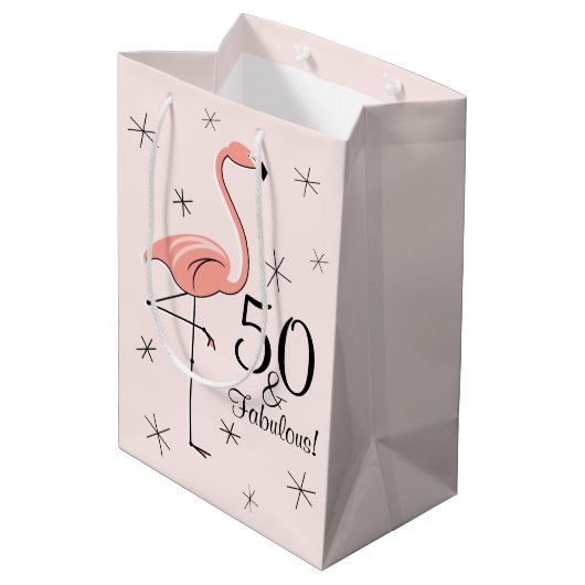 Flamingo Pink '50 und Fabulous!' Geschenktüte (Rückseite Schrägansicht)