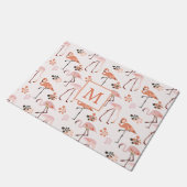 Flamingo Pink Coral Monogram Muster Fußmatte (Schrägansicht)