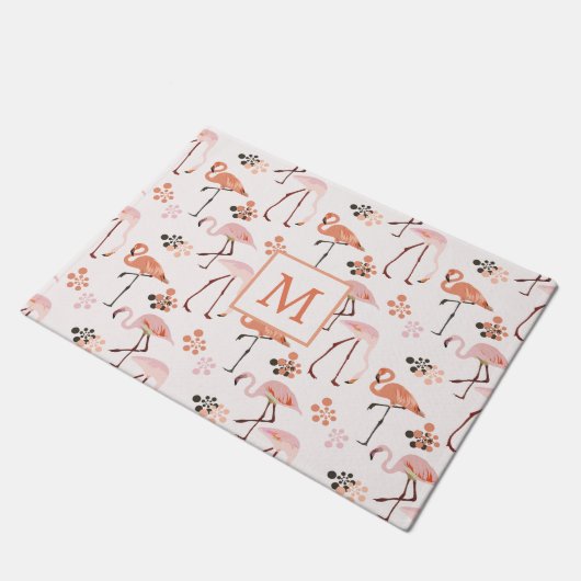 Flamingo Pink Coral Monogram Muster Fußmatte (Schrägansicht)