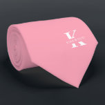 Flamingo Pink | Name und Monogramm Krawatte<br><div class="desc">Ein eleganter, zweiseitiger Kragen mit einem fett-weißen Monogramm über einem Flamingo-Rosa-Hintergrund. Zusätzlich zu diesem Monogramm sitzt Ihr Vor- oder Nachname in allen Hauptstädte. Wenn Sie einen mutigeren Blick auf den persönlichen Namen im großen Buchstaben bevorzugen, können Sie folgendes tun: Benutzen Sie die Funktion Anpassen/Bearbeiten und klicken Sie auf den Namen....</div>