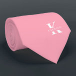 Flamingo Pink | Name und Monogramm Krawatte<br><div class="desc">Ein eleganter, zweiseitiger Kragen mit einem fett-weißen Monogramm über einem Flamingo-Rosa-Hintergrund. Zusätzlich zu diesem Monogramm sitzt Ihr Vor- oder Nachname in allen Hauptstädte. Wenn Sie einen mutigeren Blick auf den persönlichen Namen im großen Buchstaben bevorzugen, können Sie folgendes tun: Benutzen Sie die Funktion Anpassen/Bearbeiten und klicken Sie auf den Namen....</div>