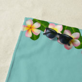 Flamingo & Plumeria Blume auf Aquamarin Türkis Strandtuch (Beispiel)